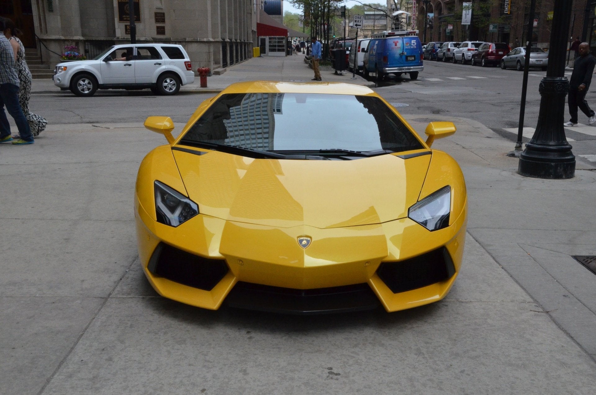 Lamborghini Aventador LP700-4 in Giallo Orion